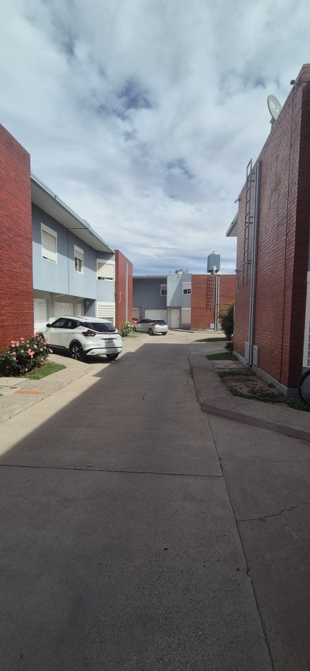 Duplex cuatro dormitorios c/garage en complejo cerrado, Barrio Cumelen