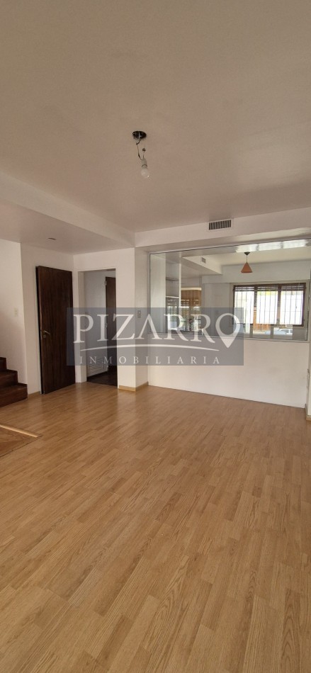Alquiler Hermoso Triplex tres dorm. con cochera Centrico