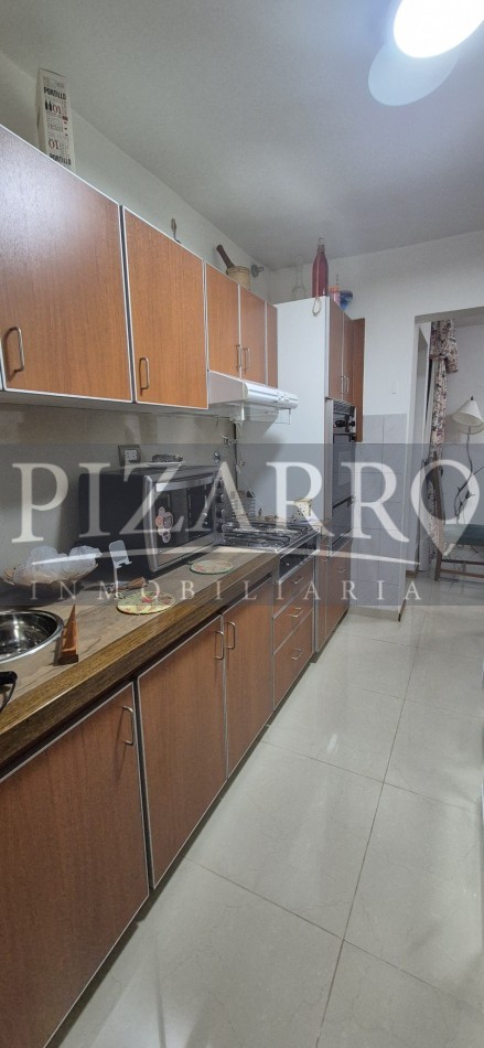 Casa tres dormitorios, mas departamento independiente.