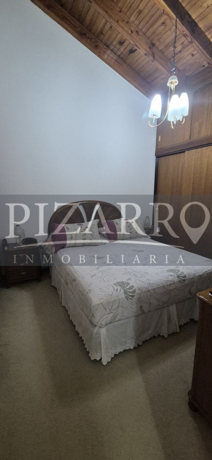 Casa tres dormitorios, mas departamento independiente.