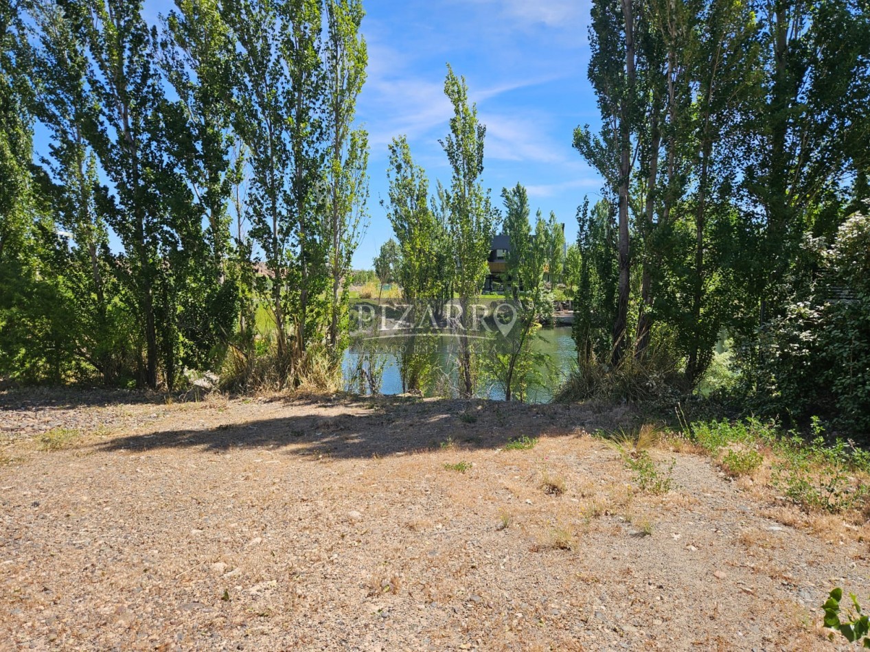 Venta Lote esquina frente al rio y fondo de laguna La Zagala