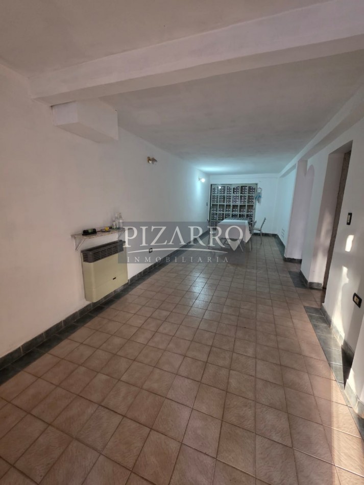 Venta Casa tres dorm. con patio, B° Amsur 