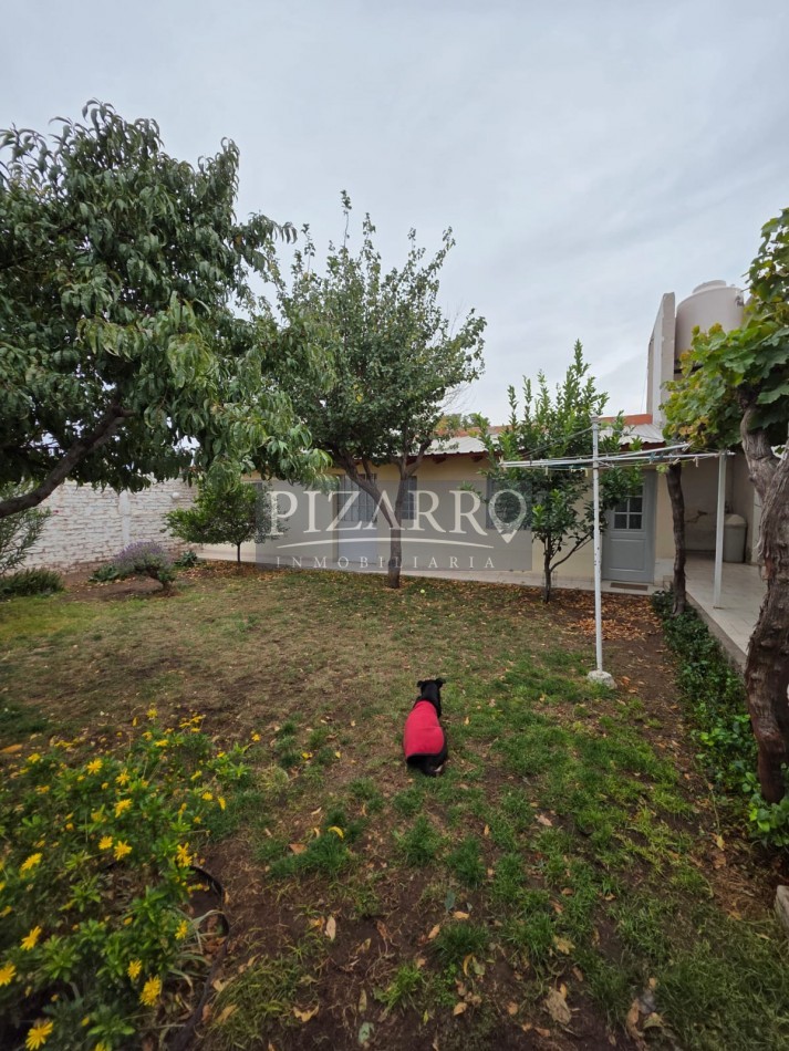 Casa Tres Dormitorios con Jardin y Garage - Barrio Melipal