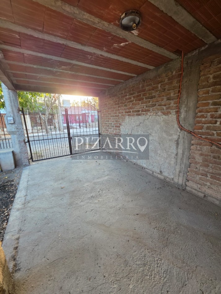 Venta Casa tres dorm. con patio, B° Amsur 