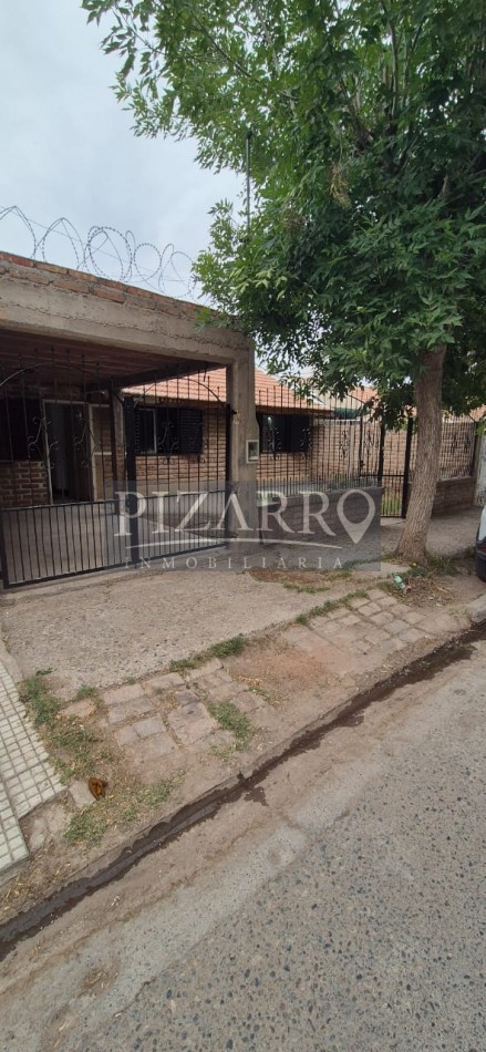 Venta Casa tres dorm. con patio, B° Amsur 