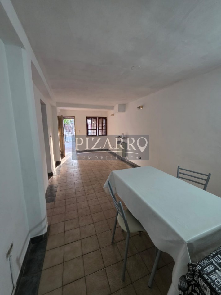 Venta Casa tres dorm. con patio, B° Amsur 