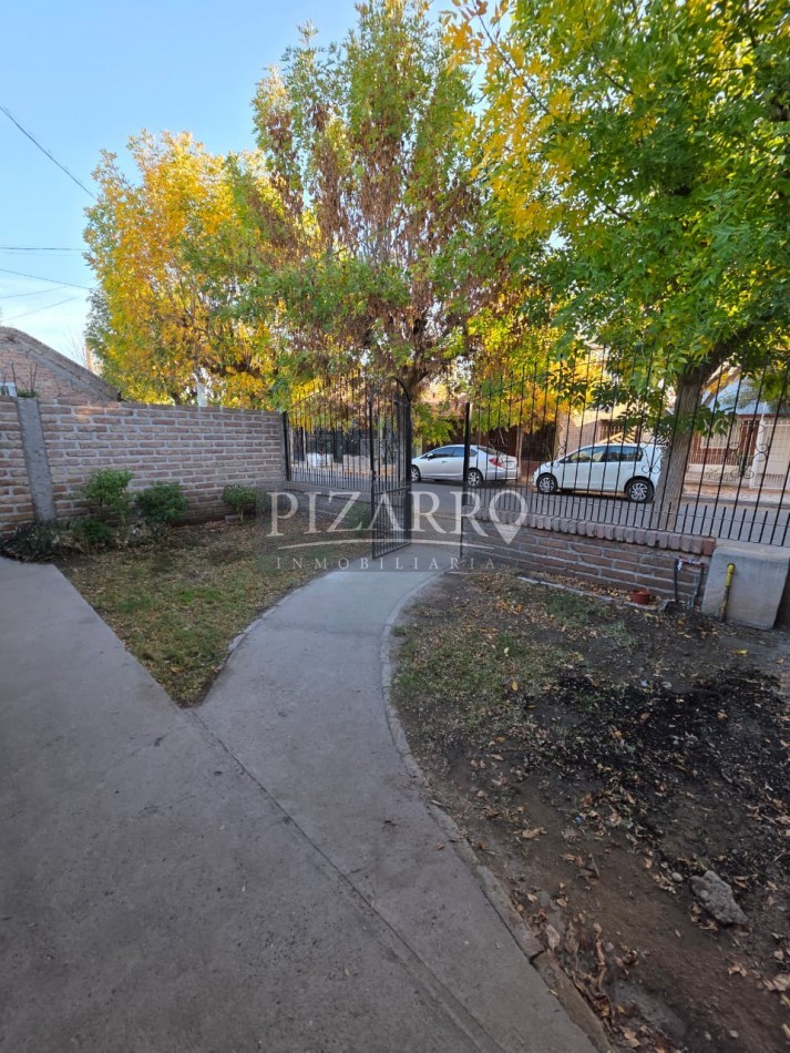 Venta Casa tres dorm. con patio, B° Amsur 