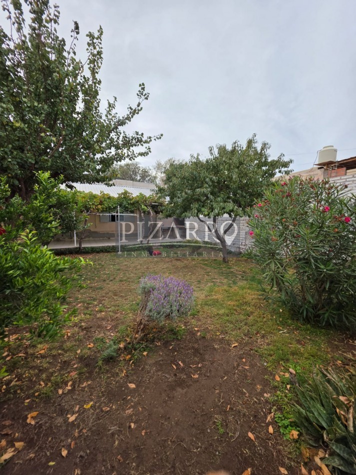 Casa Tres Dormitorios con Jardin y Garage - Barrio Melipal