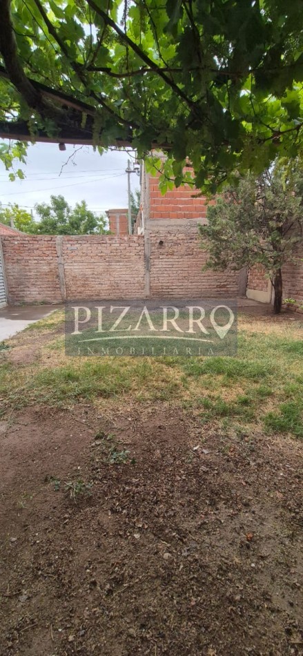 Venta Casa tres dorm. con patio, B° Amsur 