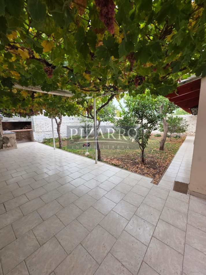 Casa Tres Dormitorios con Jardin y Garage - Barrio Melipal