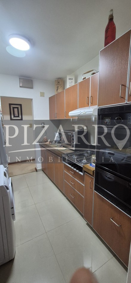 Casa tres dormitorios, mas departamento independiente.