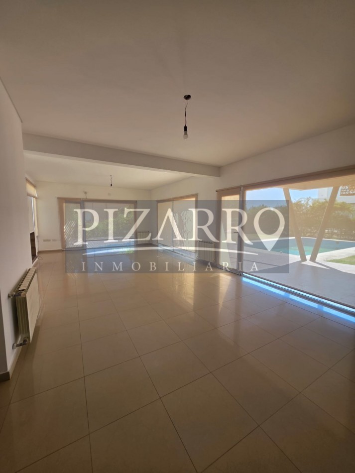 Venta Casa tres dorm. con piscina B° La Zagala - Apta credito