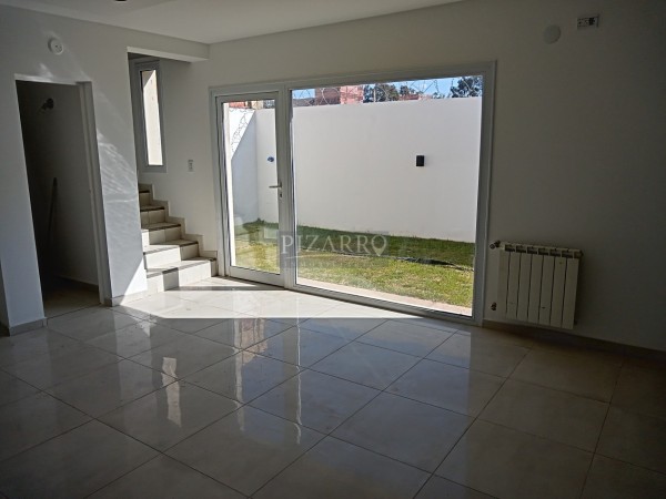 Hermoso Duplex de tres dormitorios en Barrio Perticone, Centenario.