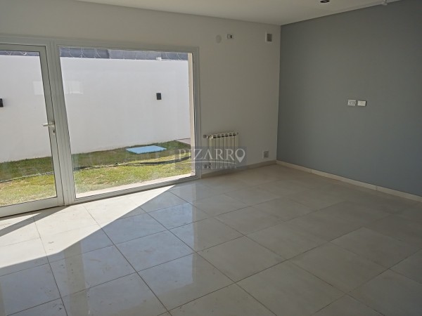 Hermoso Duplex de tres dormitorios en Barrio Perticone, Centenario.