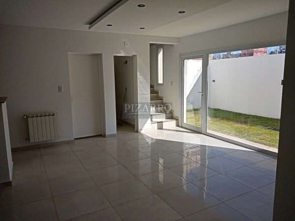 Hermoso Duplex de tres dormitorios en Barrio Perticone, Centenario.