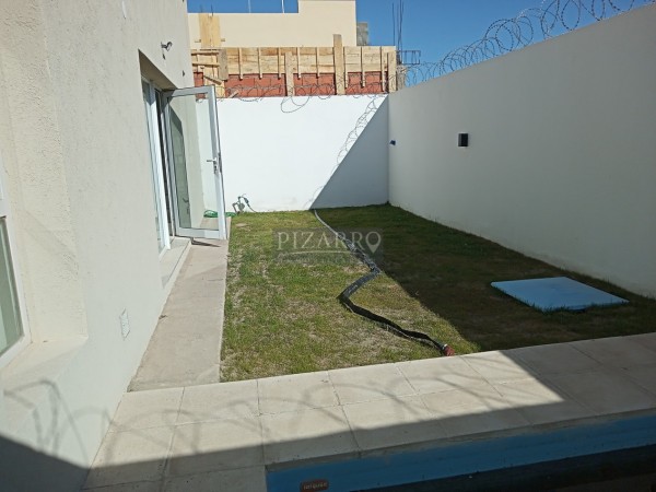 Hermoso Duplex de tres dormitorios en Barrio Perticone, Centenario.