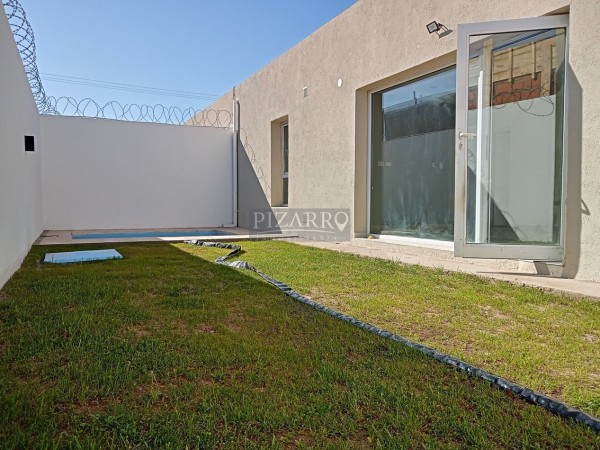 Hermoso Duplex de tres dormitorios en Barrio Perticone, Centenario.