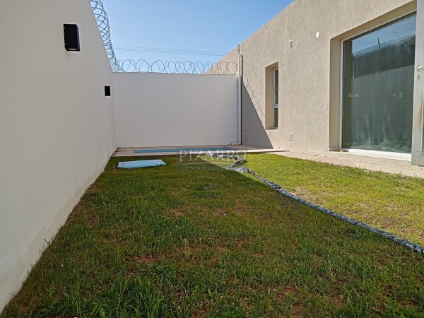 Hermoso Duplex de tres dormitorios en Barrio Perticone, Centenario.