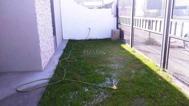 Hermoso Duplex de tres dormitorios en Barrio Perticone, Centenario.