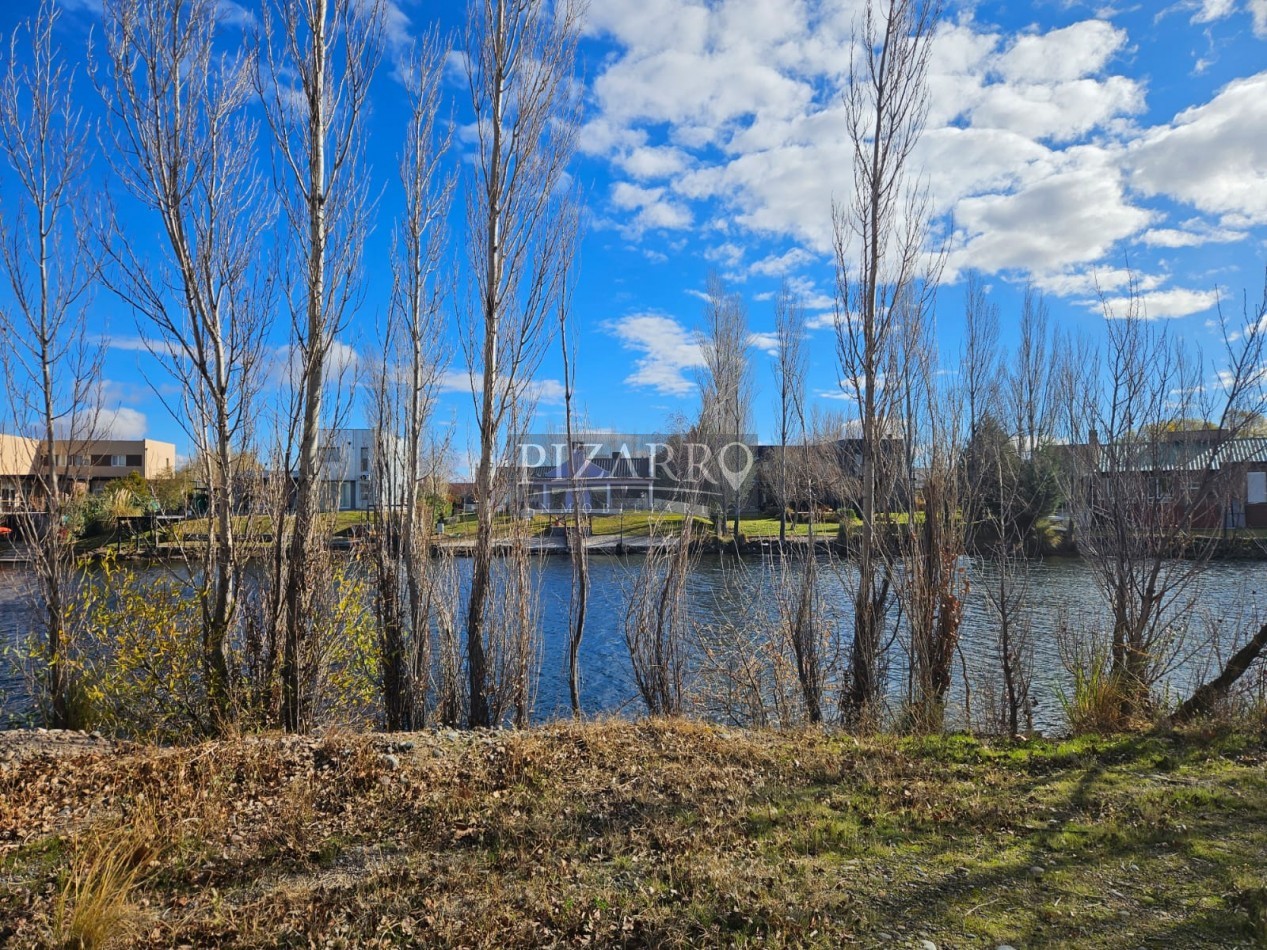 Espectacular Lote fondo de laguna Barrio Privado