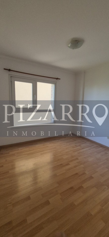 Amplio departamento con cochera y baulera