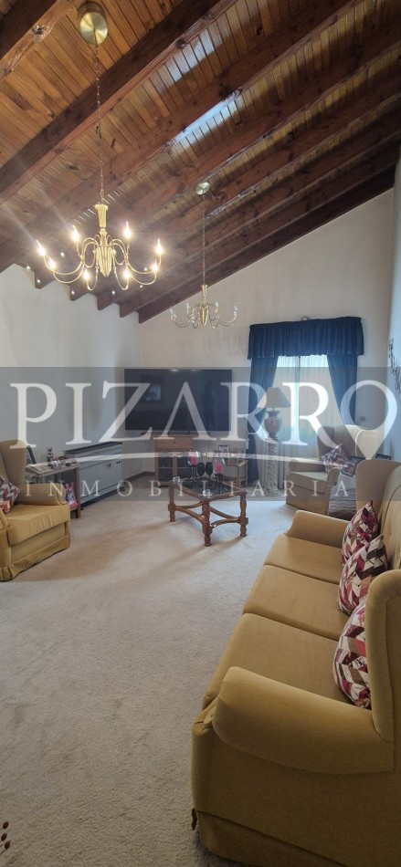 Casa tres dormitorios, mas departamento independiente.