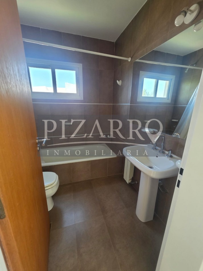 Venta Casa tres dorm. con piscina B° La Zagala - Apta credito