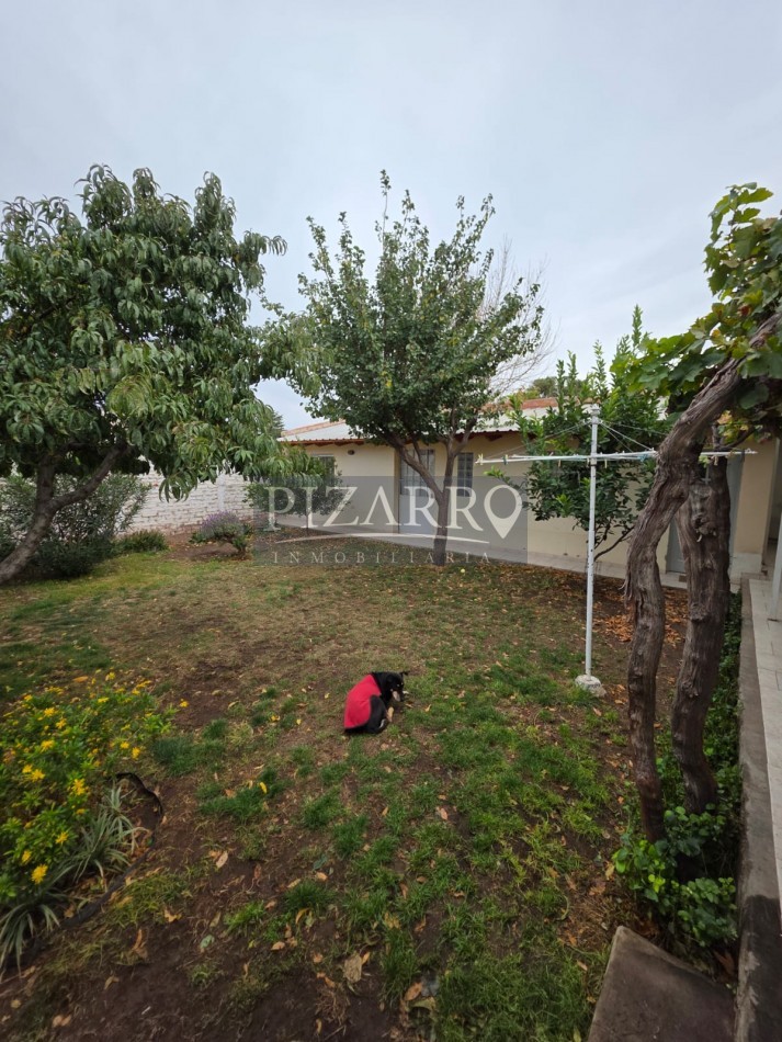 Casa Tres Dormitorios con Jardin y Garage - Barrio Melipal