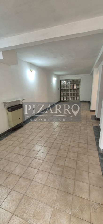 Venta Casa tres dorm. con patio, B° Amsur 