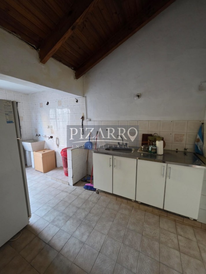 Venta Casa tres dorm. con patio, B° Amsur 