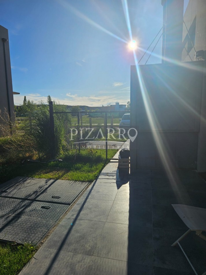 Duplex de 2 dormitorios + escritorio en B° La Peregrina