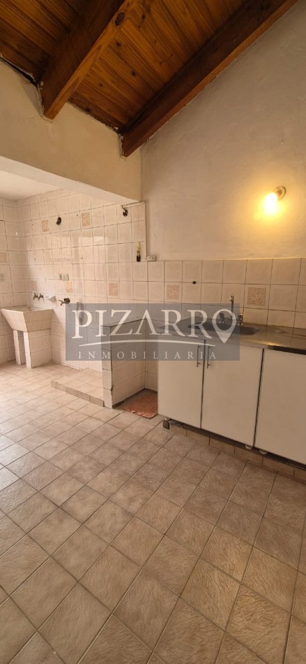 Venta Casa tres dorm. con patio, B° Amsur 