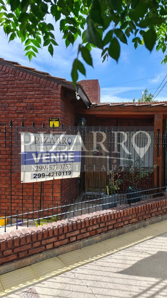 Casa tres dormitorios, mas departamento independiente.