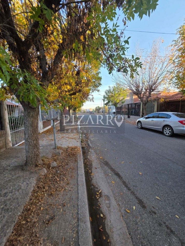 Venta Casa tres dorm. con patio, B° Amsur 
