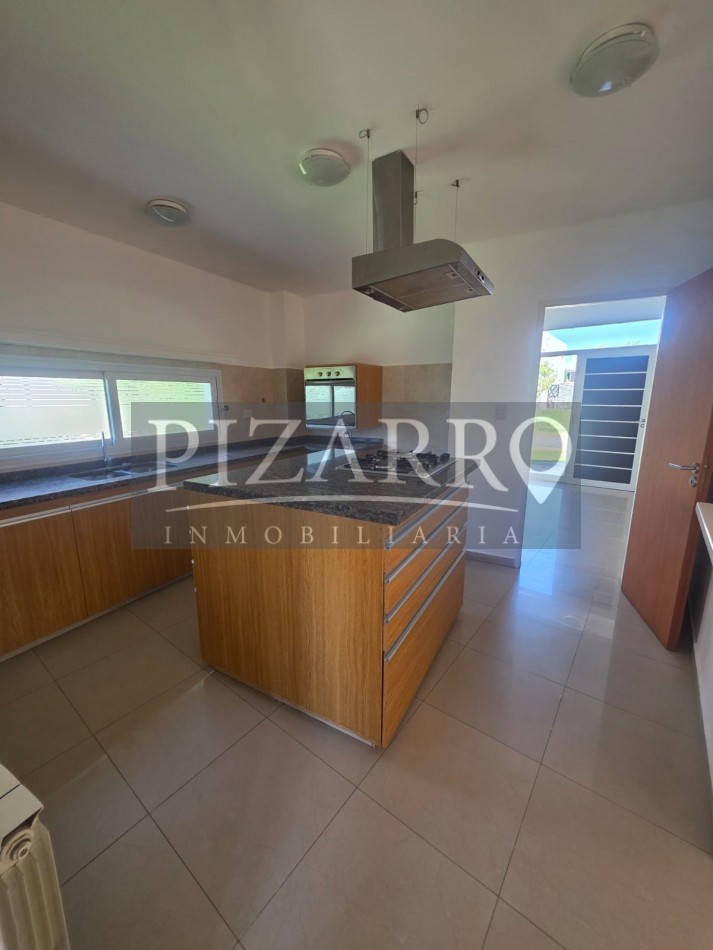 Venta Casa tres dorm. con piscina B° La Zagala - Apta credito