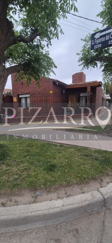 Casa tres dormitorios, mas departamento independiente.