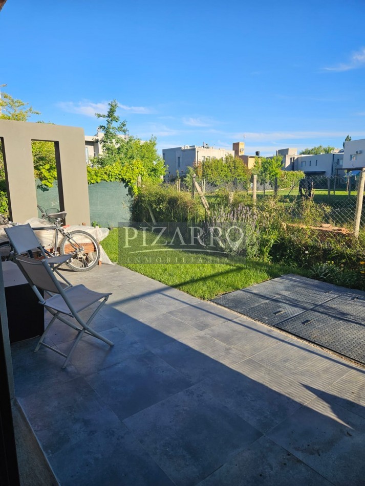 Duplex de 2 dormitorios + escritorio en B° La Peregrina