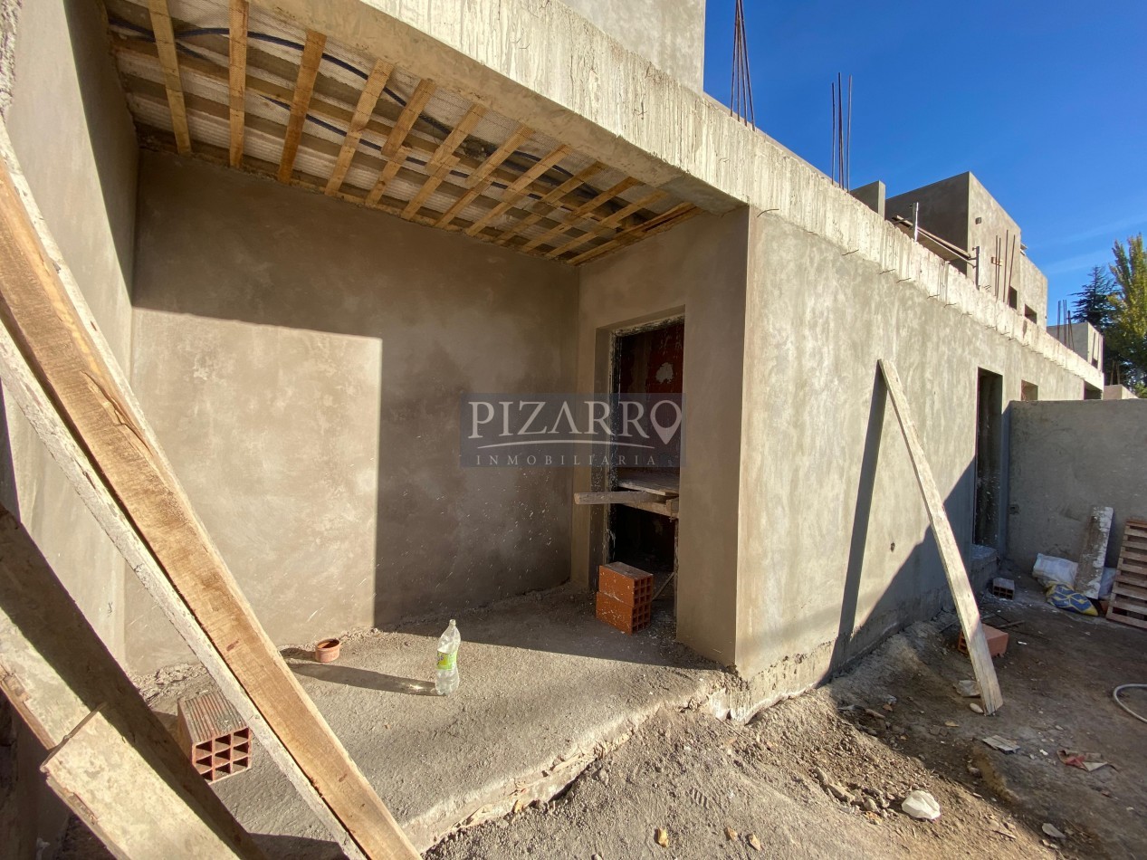 Venta Duplex tres dorm. Patio y Piscina en zona Confluencia