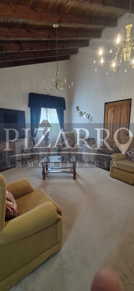 Casa tres dormitorios, mas departamento independiente.