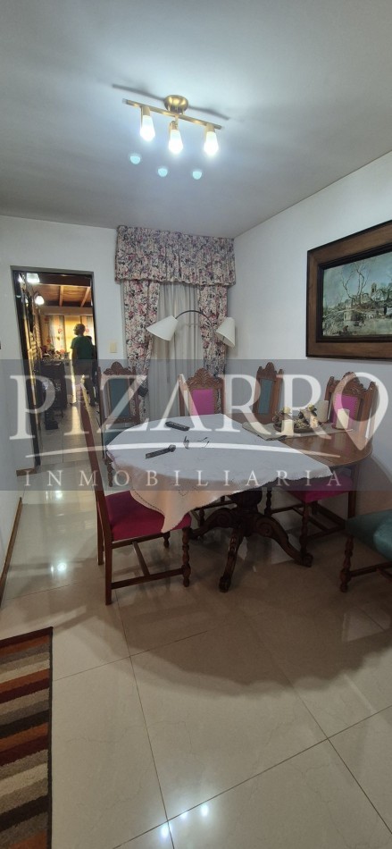 Casa tres dormitorios, mas departamento independiente.