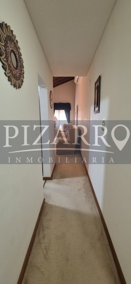 Casa tres dormitorios, mas departamento independiente.