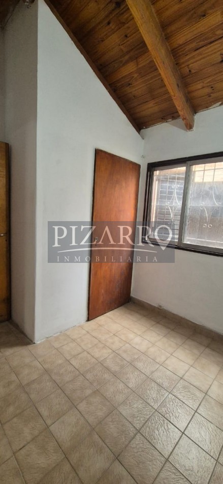 Venta Casa tres dorm. con patio, B° Amsur 