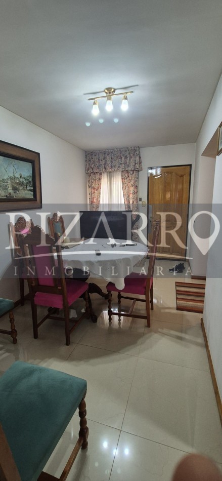 Casa tres dormitorios, mas departamento independiente.