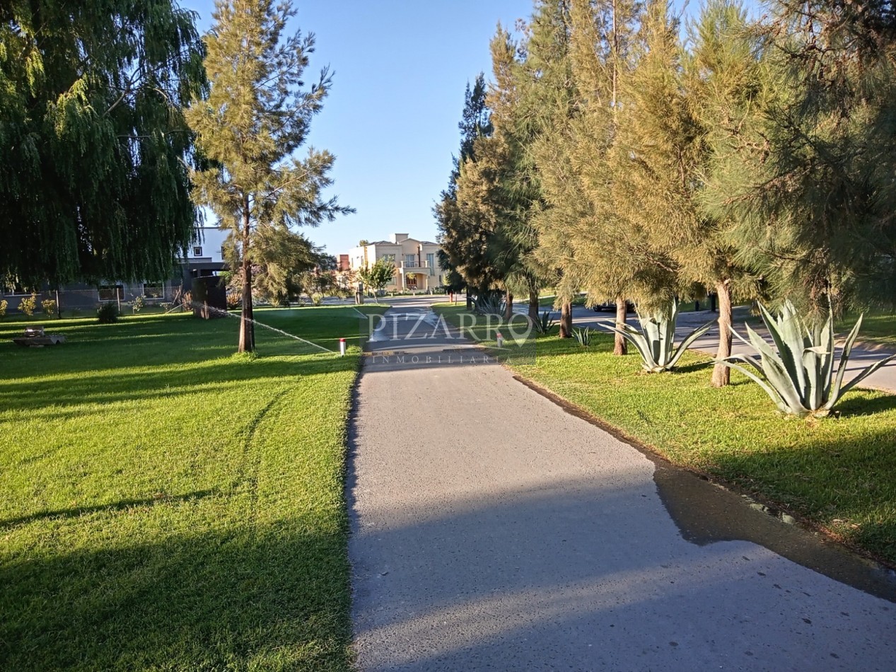 Espectacular Lote fondo de laguna Barrio Privado