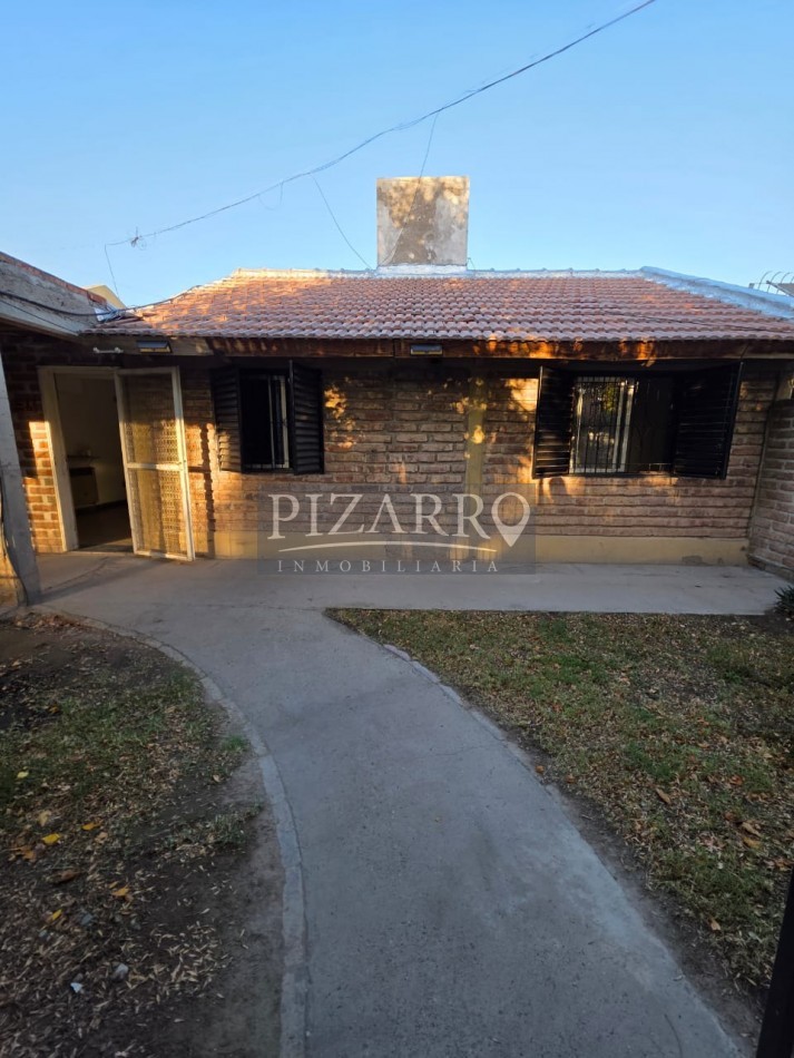 Venta Casa tres dorm. con patio, B° Amsur 