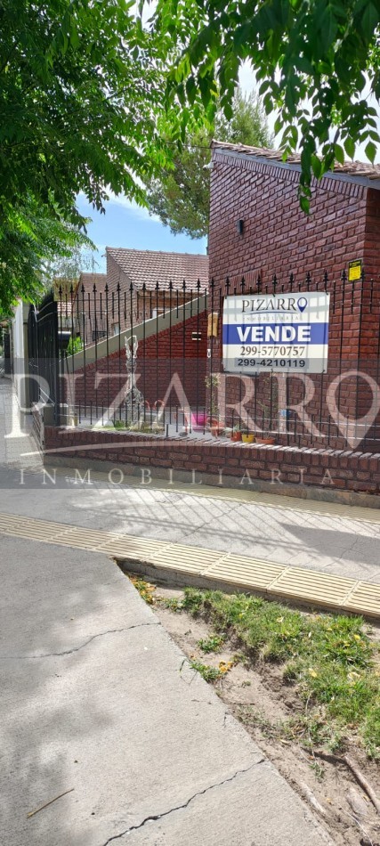 Casa tres dormitorios, mas departamento independiente.