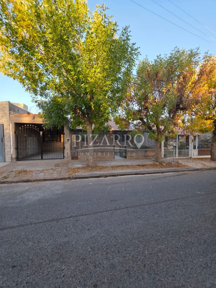 Venta Casa tres dorm. con patio, B° Amsur 