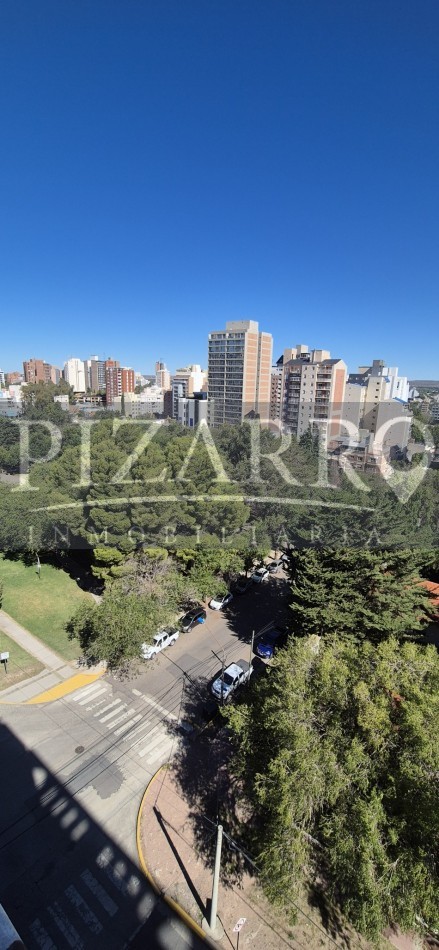 Amplio departamento con cochera y baulera