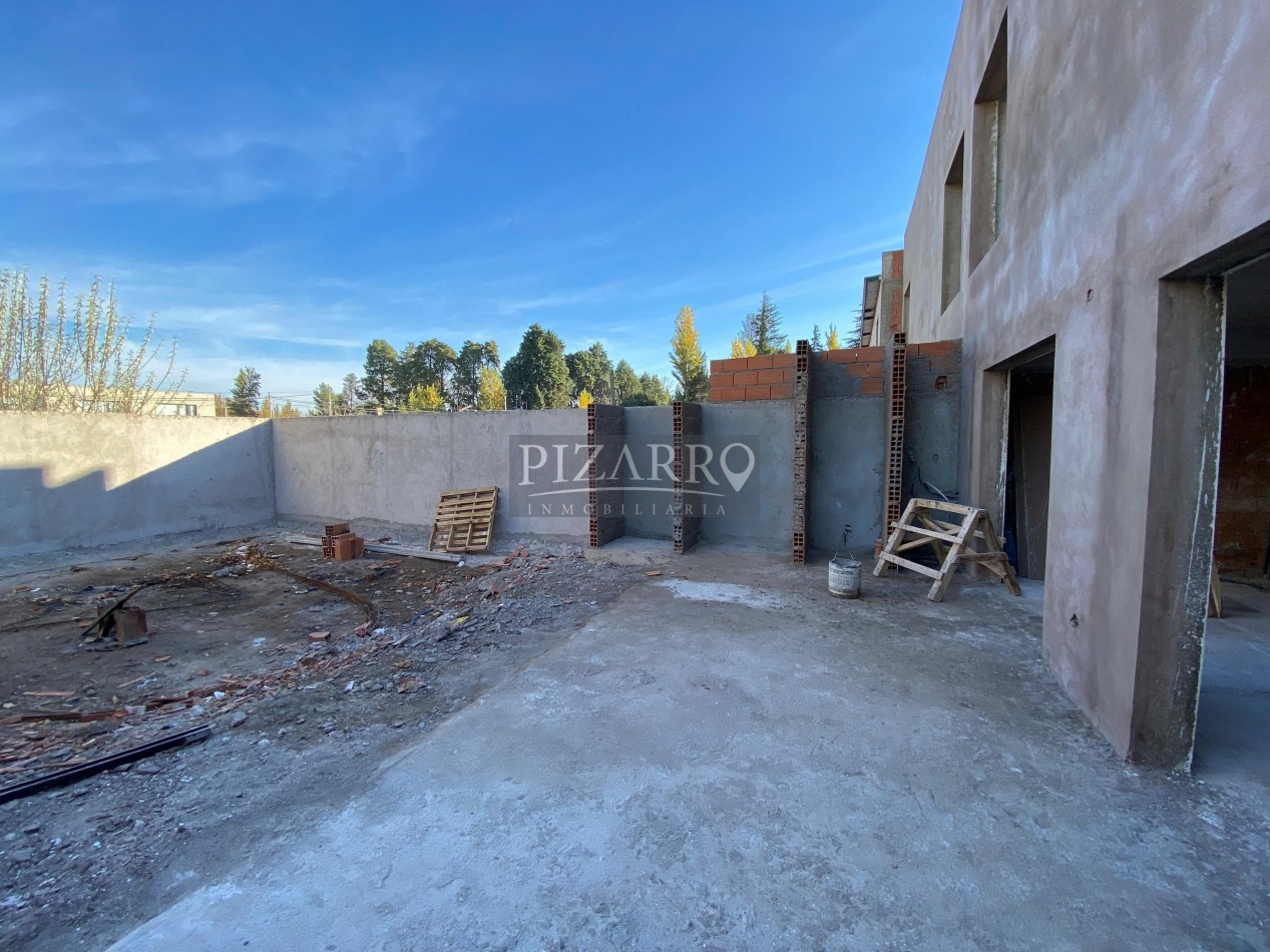 Venta Duplex tres dorm. Patio y Piscina en zona Confluencia