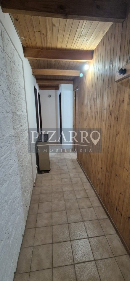 Venta Casa tres dorm. con patio, B° Amsur 